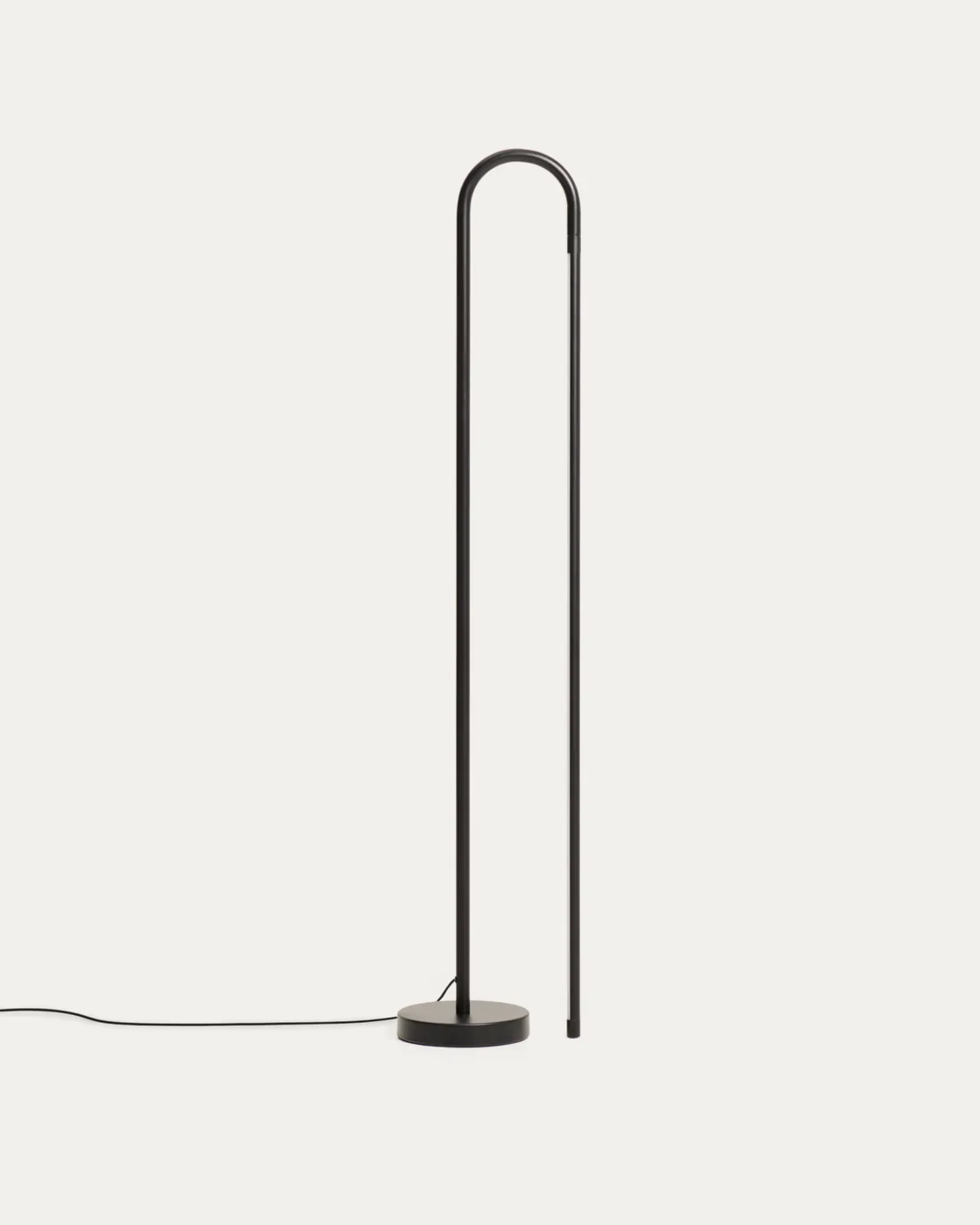 Bow black aluminium floor lamp by Kave Home